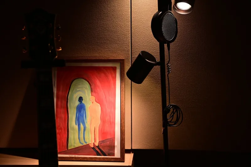 Artwork, guitar and lamp in the AZSound room