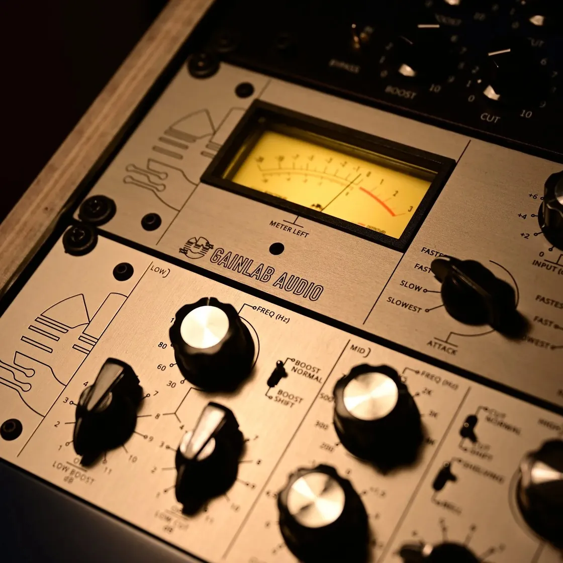 Vintage VU-meter compressor in the AZSound rack